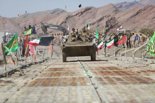 نصب پل متحرک روی رودخانه و تمرین انتقال تجهیزات در رزمایش اقتدار سپاه